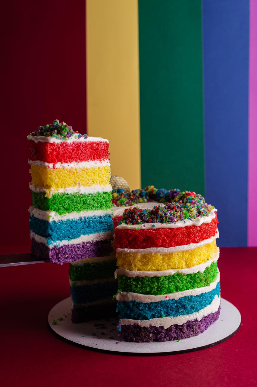 Bolo Rainbow Velvet da Velvet Bolo - Massa colorida com cores vibrantes